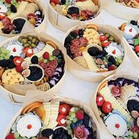 Cheap Custom Wooden Round Salad Bakery Food Container Packaging Cake Veneer Cheese Grazing Deli Board Christmas Gift Box