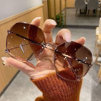 2022 Stylish Luxury oversized sunglasses women's oversized sunglasses fashion metal frame sunglasses summer spot