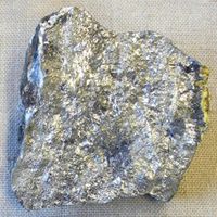 A large amount of high-quality bulk antimony ore